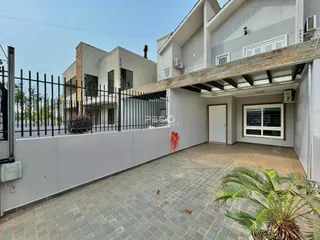Vista externa de um pátio pavimentado de uma residência em Lajeado.