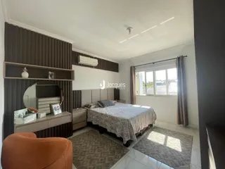 Quarto com cama e janela em um imóvel no Brasil.