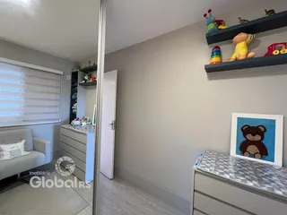 Vista de um corredor interno com parede cinza e armários.