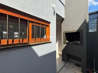 A fachada de uma residência em Lajeado, Brasil, com uma janela de madeira.