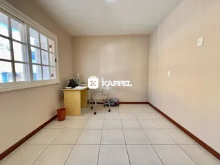 Foto de um cômodo interno com janela e piso de cerâmica.