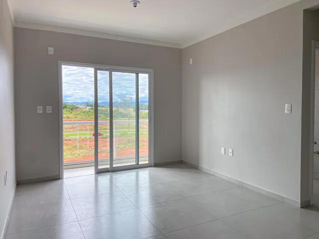 Sala de estar com porta de vidro que oferece uma vista para o exterior.