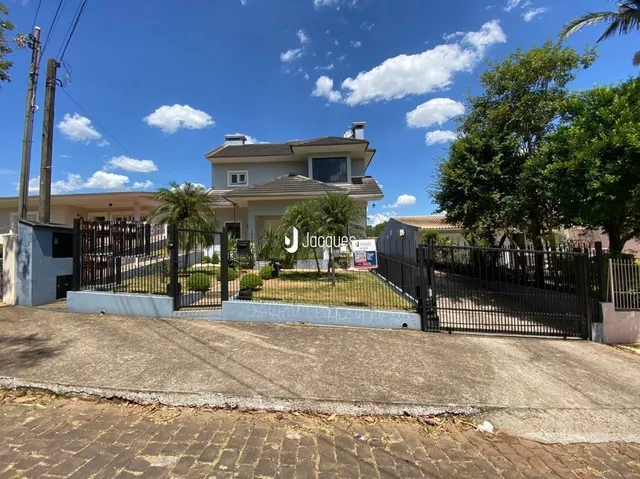 Fachada de uma residência em Lajeado, Brasil com cerca e jardim.