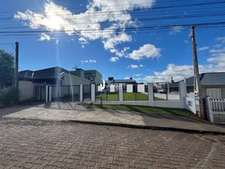 Fachada de uma propriedade residencial em Lajeado, Brasil, com cerca e portão.