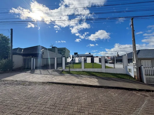 Fachada de uma propriedade residencial em Lajeado, Brasil, com cerca e portão.