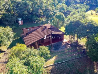 Vista aérea de uma casa em Lajeado cercada por vegetação.