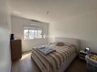 Quarto com cama e janela em um imóvel no Brasil.