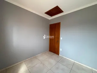 Interior de um ambiente com paredes cinzas e piso de cerâmica.