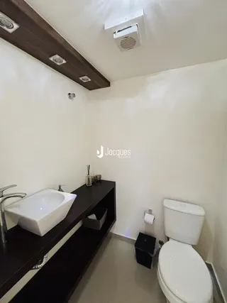 Foto de um banheiro moderno com pia e vaso sanitário.