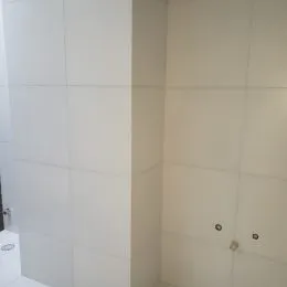Foto de uma parede branca em um ambiente interno.
