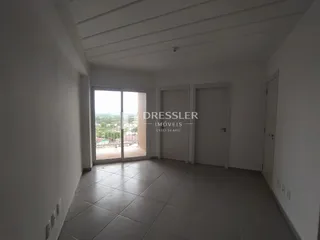 Interior de um corredor com piso de cerâmica e paredes brancas.