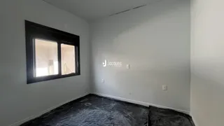 Vista interna de um cômodo com janela em uma residência.