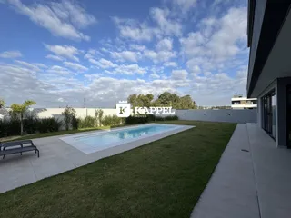 Foto de uma área externa com piscina e gramado em um imóvel em Lajeado.