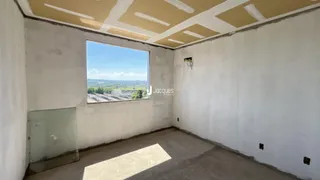 Interior de um cômodo com teto decorado e vista para a paisagem.