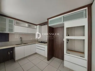 Foto de uma cozinha moderna com armários brancos e piso claro.