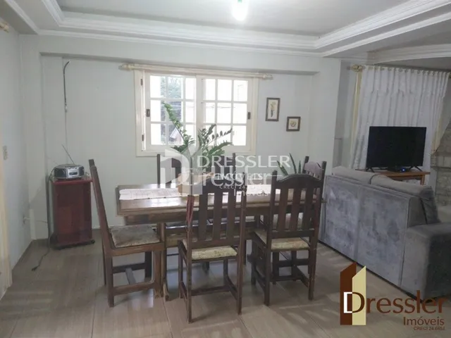 Sala de estar com móveis de madeira e televisão.