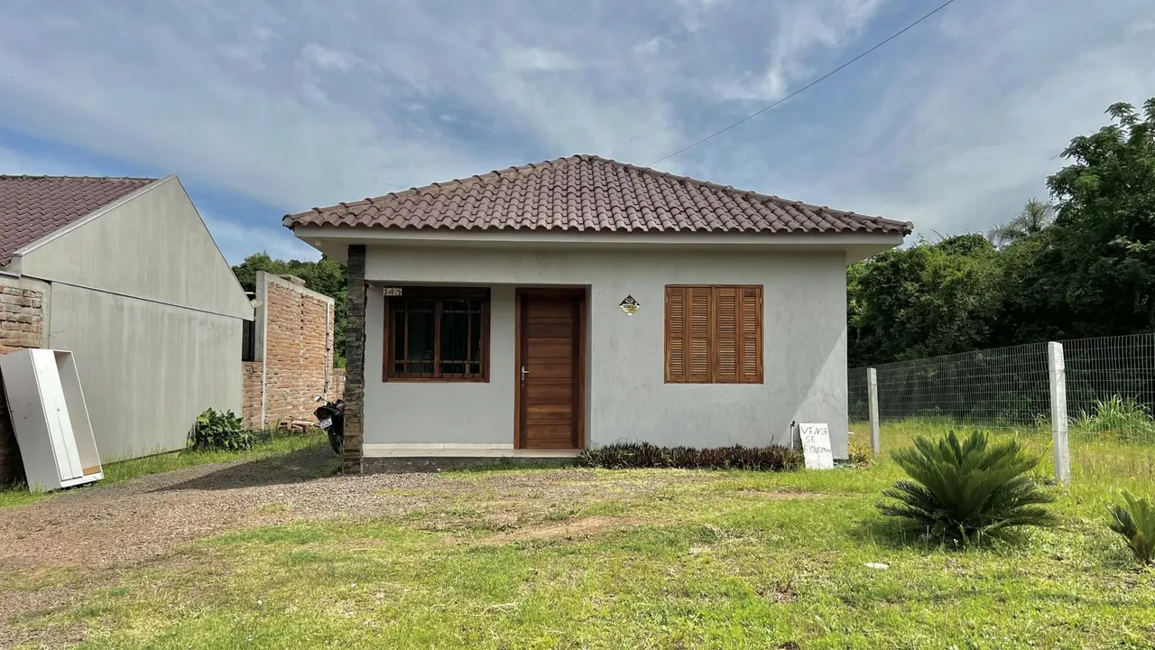 Fachada de uma casa térrea com telhado de telhas.