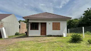 Fachada de uma casa térrea com telhado de telhas.