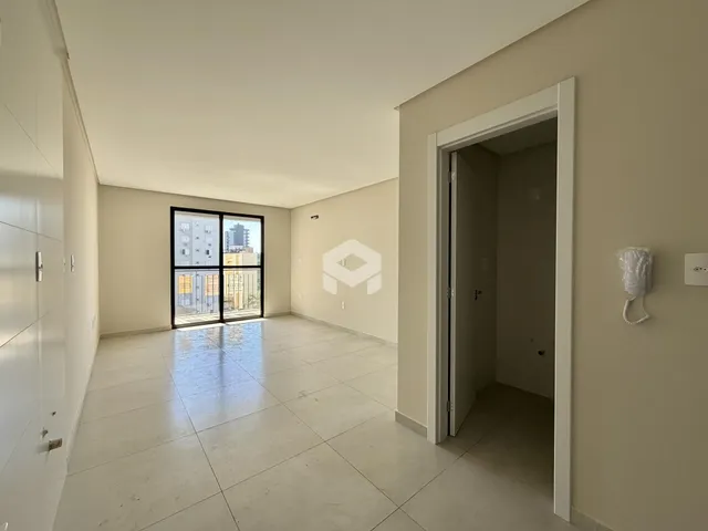 Interior de um ambiente com piso de cerâmica e paredes claras.