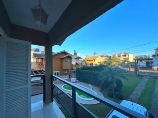 Vista do quintal com piscina e jardim em Lajeado.