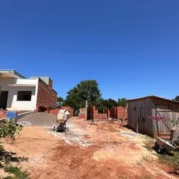 Vista de um terreno aberto com solo avermelhado em Lajeado, Brasil.