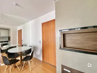 Foto de uma sala de jantar com mesa e cadeiras em um imóvel.