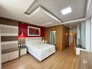 Quarto com cama de dossel e painéis de madeira em um ambiente moderno.