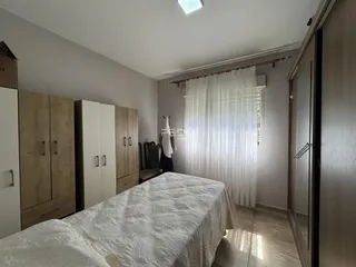 Quarto com armários de madeira e cama.