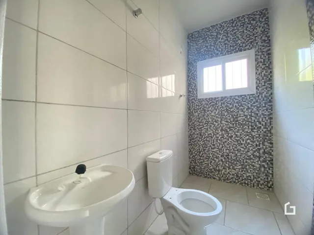 Banheiro com revestimento cerâmico nas paredes