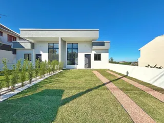 Fachada de uma residência moderna com jardim em Lajeado, Brasil.