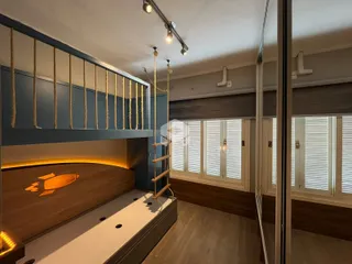 Interior de um apartamento com área de loft e piso de madeira.