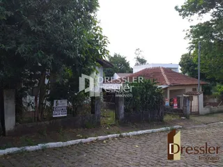 Fachada de uma propriedade com vegetação densa
