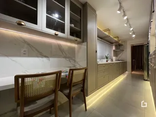 Foto de uma cozinha moderna com armários e bancadas em mármore.