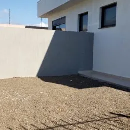 Foto da fachada branca de uma residência em Lajeado, Brasil.