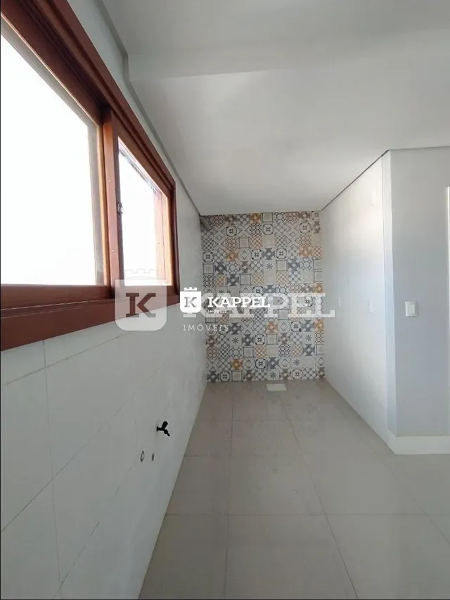 Corredor interno com parede decorada e janela.