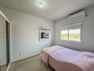 Quarto interno com cama e janela em um imóvel em Lajeado.