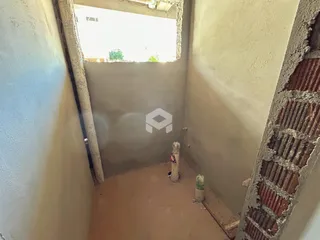 Uma vista interna de um corredor com paredes ásperas.