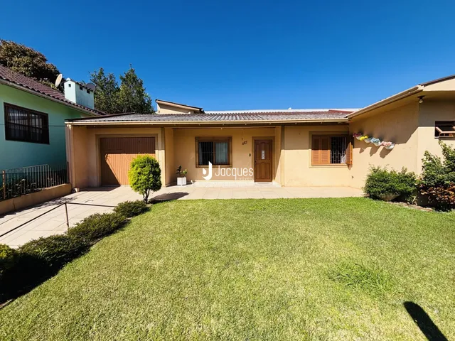 Fachada de uma residência em Lajeado, Brasil com jardim gramado.