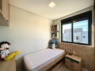 Foto de um quarto com cama e janela em um imóvel.