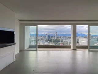 Sala ampla com vista panorâmica da paisagem urbana de Lajeado.