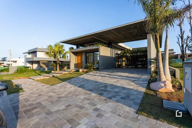 Fachada moderna de uma residência em Lajeado, Brasil com área externa pavimentada.