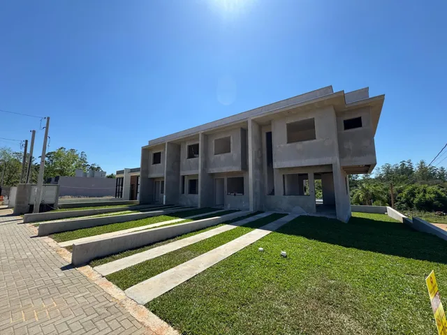 Fachada externa de uma casa moderna com jardim e calçada em Lajeado, Brasil.