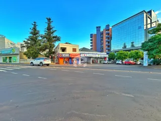 Vista da rua com edifícios comerciais em Lajeado.