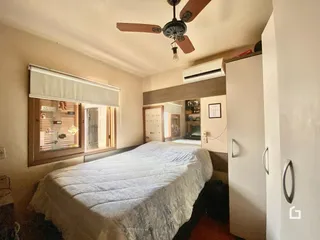 Quarto com cama e janela em um imóvel no Brasil.