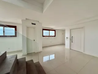 Sala de estar com piso claro e paredes brancas em um imóvel no Brasil.