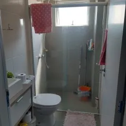 Foto interna de um banheiro com vaso sanitário.