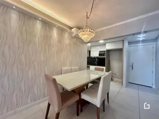 Foto de uma sala de jantar com mesa e cadeiras em um imóvel no Brasil.