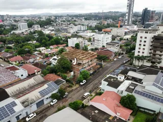 Vista aérea de um conjunto de telhados e edifícios em uma área residencial.