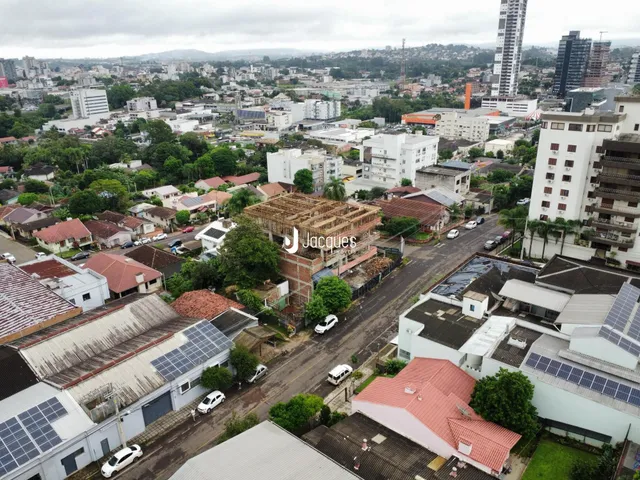 Vista aérea de um conjunto de telhados e edifícios em uma área residencial.