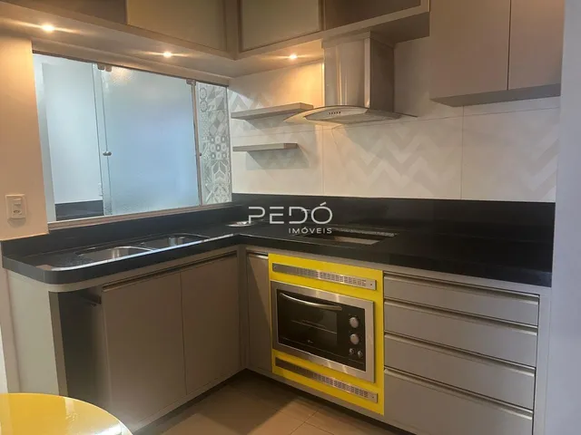 Foto de uma cozinha moderna com armários e bancadas escuras.